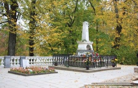 Могила Пушкина в Святогорском Свято-Успенском мужском монастыре. Современная фотография.
