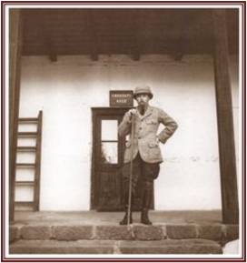 Ю.Н.Рерих у входа в Институт «Урусвати». 1930-е гг.
